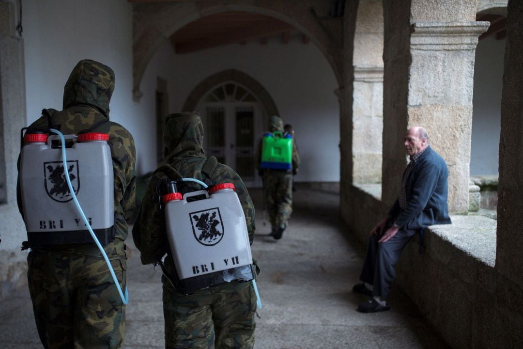 Militares de la Brilat desinfectan la residencia de mayores Nosa Señora dos Anxos, hoy viernes en Ribadavia, Ourense