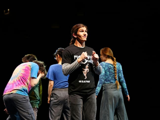 jóvenes participando en la Escuela Municipal de Teatro de Tres Cantos