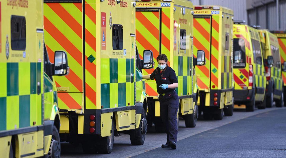 Trabajadores de ambulancia en el exterior del Royal London Hospital en Londres