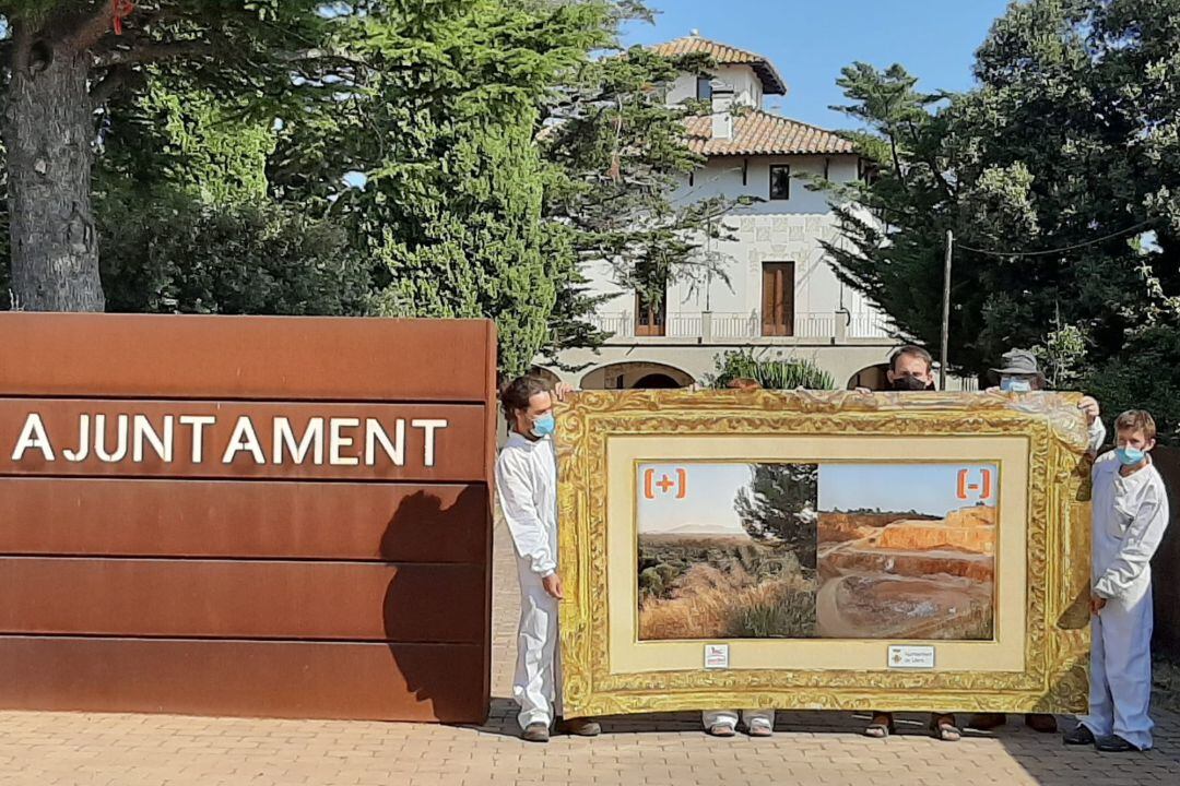 Protesta de la Plataforma per la Garriga i de l'IAEDEN Salvem l'Empordà a l'Ajuntament de Llers
