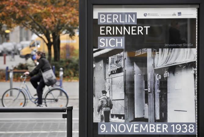 Cartel conmemorativo de la 'Noche de los cristales rotos' en Alemania
