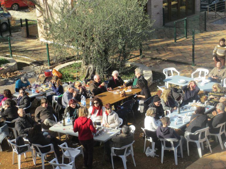 Imagen de archivo de una edición anterior de la calçotada solidaria de Amadem.