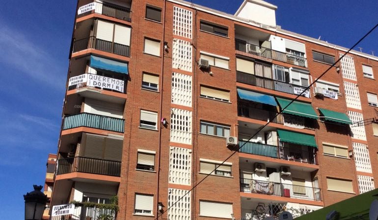 Los vecinos de la plaza del Cedro ya han comenzado a colocar pancartas