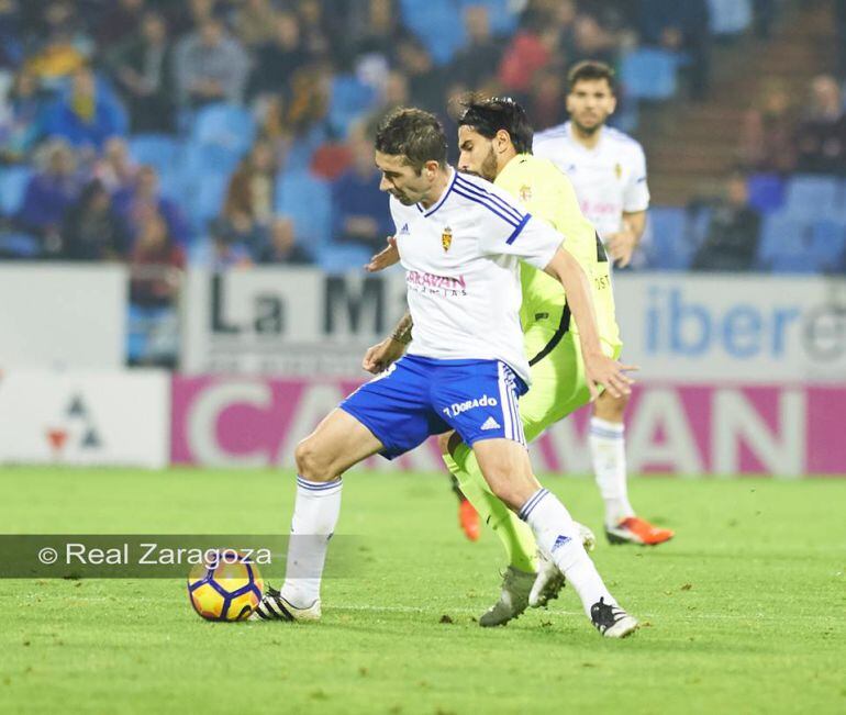 Cani volvió a ser titular frente al Almería en la Romareda