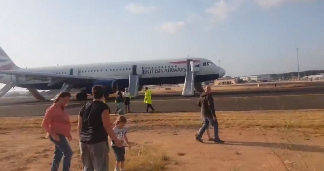 Imágen de la evacuación del avión de British Airways que ha protagonizado un incidente en el aeropuerto de Manises, tomada por uno de los pasajeros