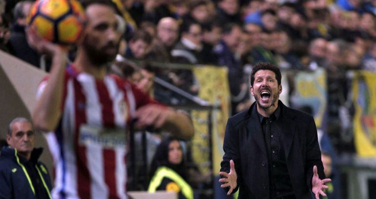 Juanfran y Simeone, en la derrota del Atlético en El Madrigal.