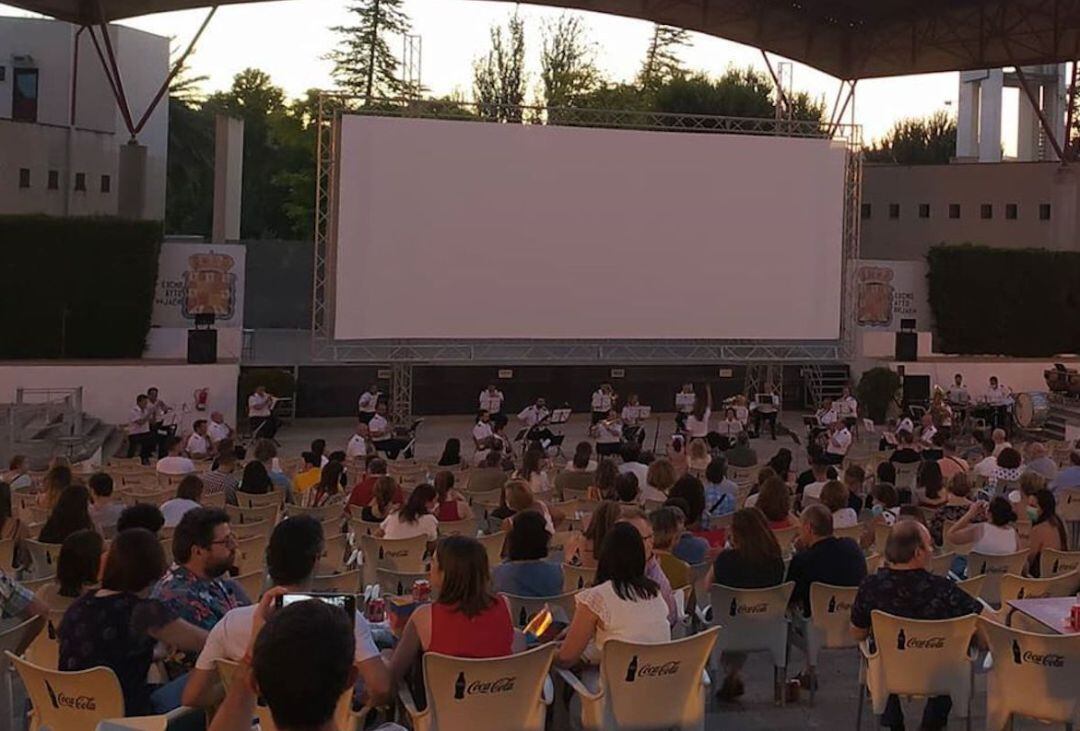 Público asistente a la primera sesión del cine de verano de la capital.