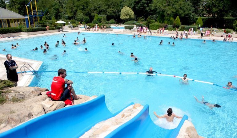 Cuando los termómetros se disparan lo mejor es refrescarse, beber mucha agua y protegerse del sol 