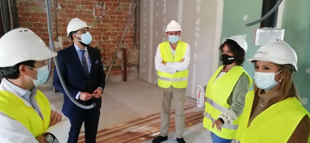 La viceconsejera de Salud y Familias, Catalina García, visita las obras de ampliación de la UCI junto a la delegada de Salud, Trinidad Rus.