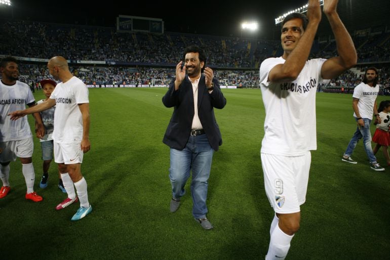 El jeque Abdullah Al Thani saluda a los aficionados desde el césped de La Rosaleda