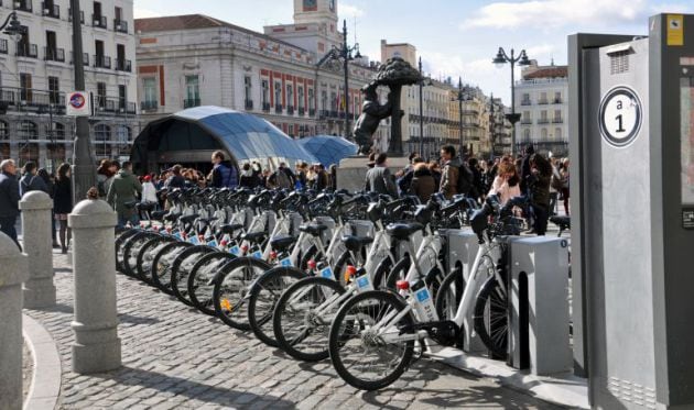 Bicicletas de BiciMad en la Puerta del Sol. Archivo.