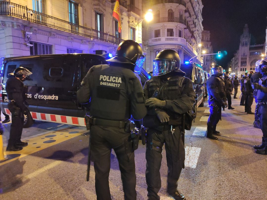 Els antiavalots dels Mossos encara no portaven el nou NOP durant la prostesta d'aquest dimecres a la nit a Via Laietana