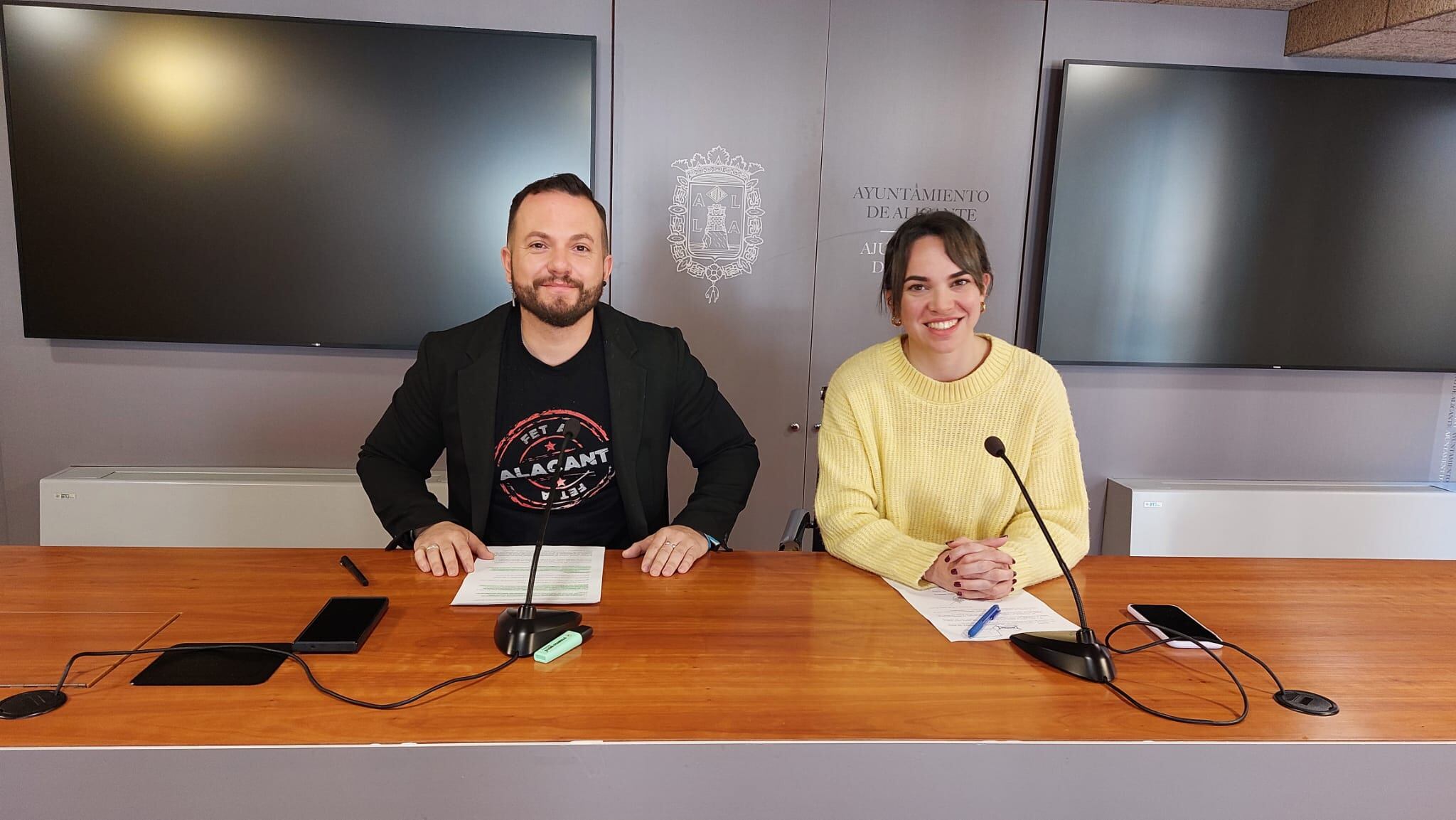 El portavoz de Compromís, Rafa Mas, y la edil, Sara Llobell, en la sala de prensa del Ayuntamiento