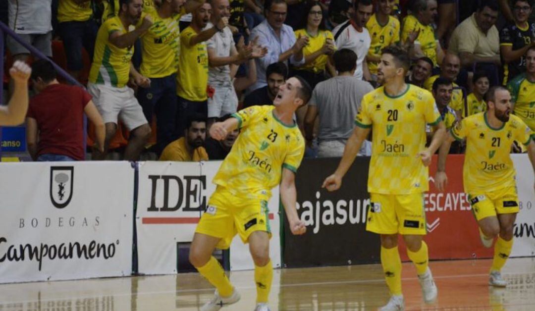 Tres jugadores del Jaén FS celebran uno de los goles del partido.