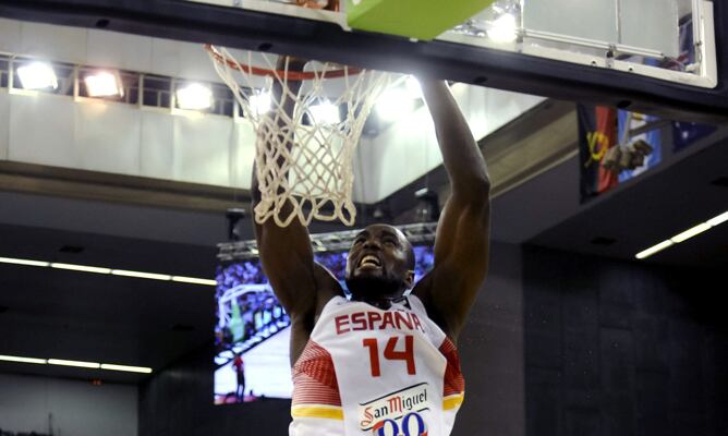 Serge Ibaka encesta en el partido ante Egipto.