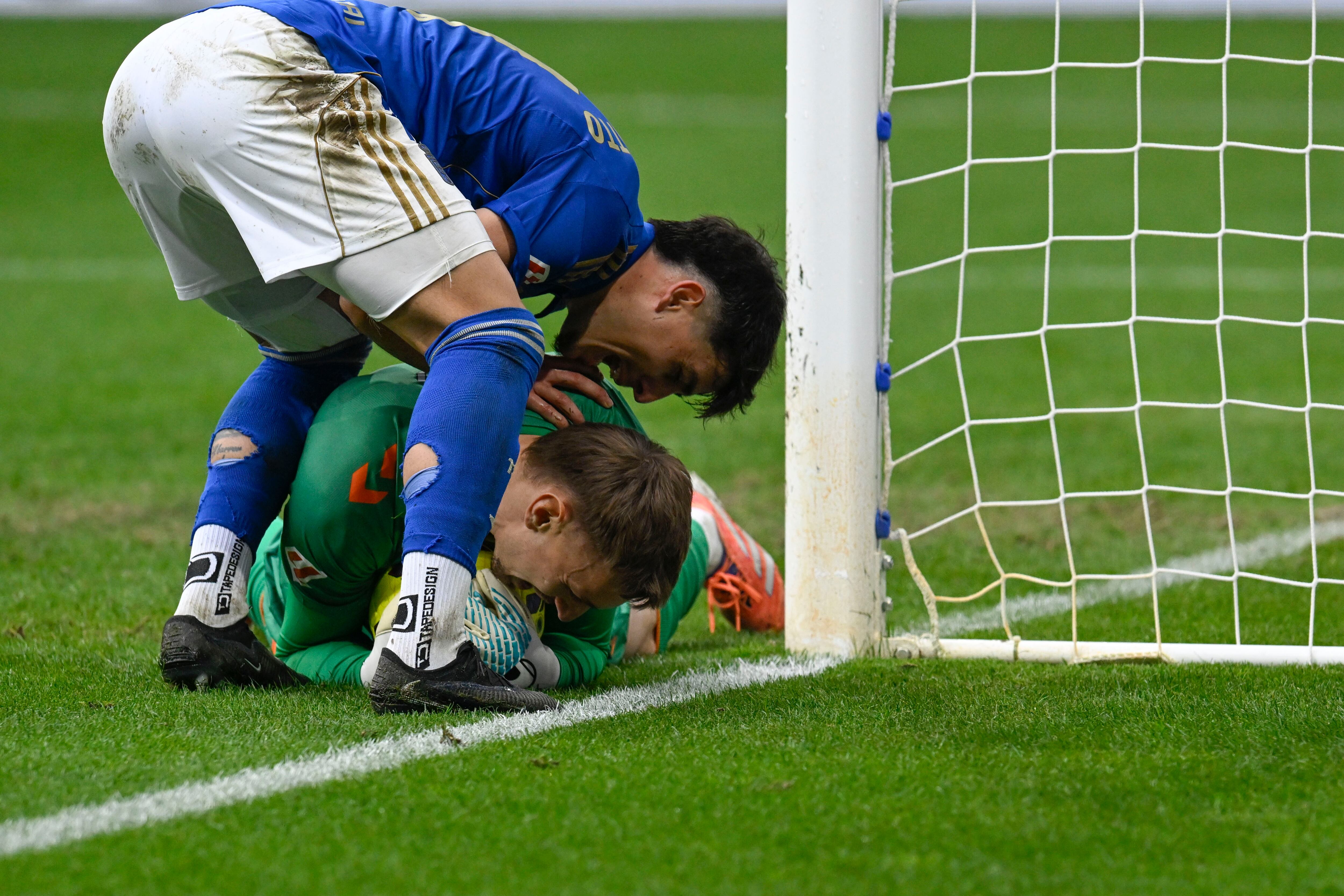 OVIEDO, 20/12/2025.- El portero del Celta de Vigo Ionu? Radu atrapa un balón durante el partido de Liga que disputan Real Oviedo y Celta de Vigo en el estadio Carlos Tartiere de Oviedo. EFE/Eloy Alonso