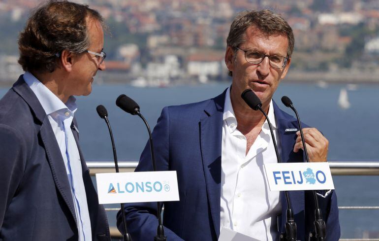 El presidente de la Xunta de Galicia y candidato a la reelección en los comicios del próximo 25 de septiembre, Alberto Núñez Feijóo, junto al candidato a lehendakari, Alfonso Alonso