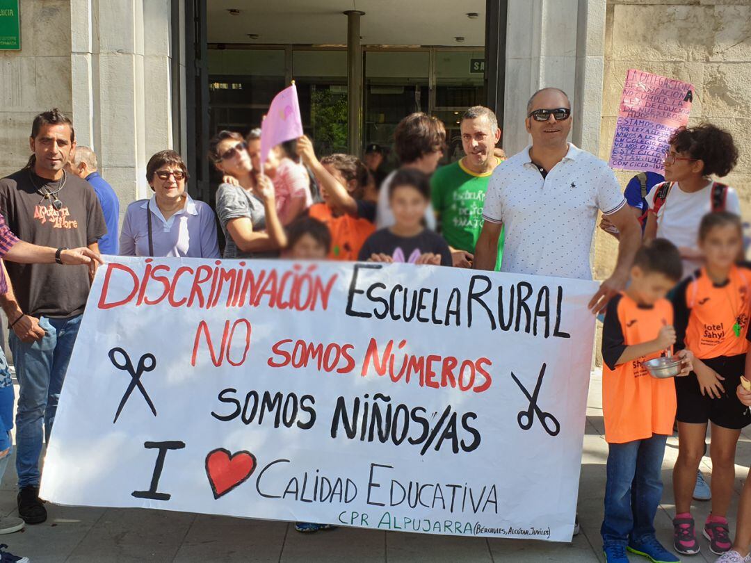 Protesta de alumnos, familias y alcaldes de la Alpujarra de Granada ante la Delegación de Educación por recortes en su colegios