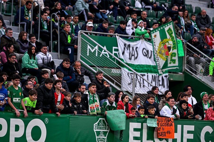 Aficionados del Elche en un partido de esta temporada en el Martínez Valero