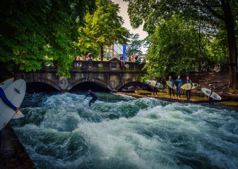 Surfistas disfrutan de las olas en el centro de Munich.