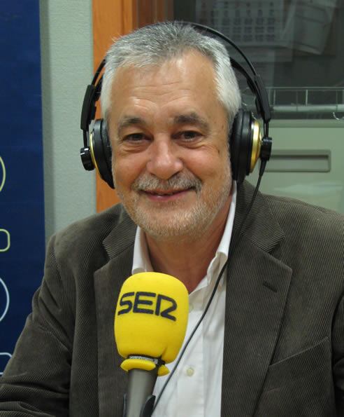 El presidente de la Junta de Andalucía y candidato de nuevo por el PSOE-A, José Antonio Griñán, pasa por los micrófonos de SER tres días antes de las elecciones andaluzas