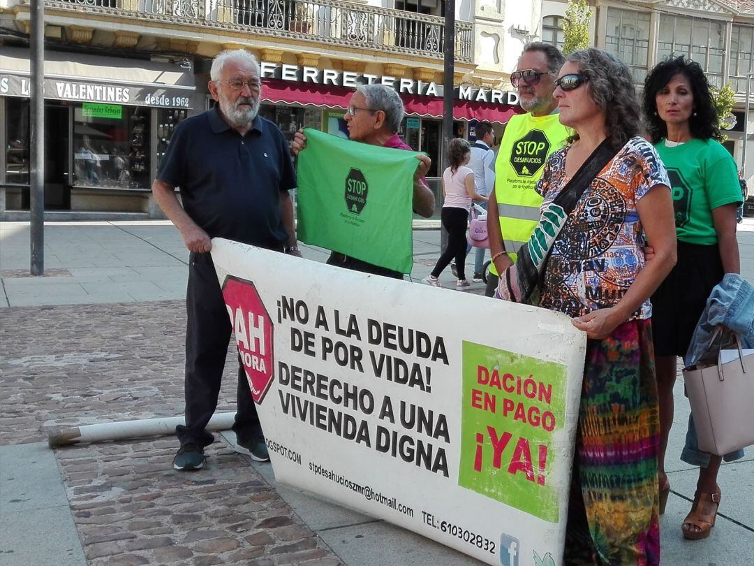 Concentración de la Plataforma de Afectados por la Hipoteca en la Plaza de la Constitución de la capital