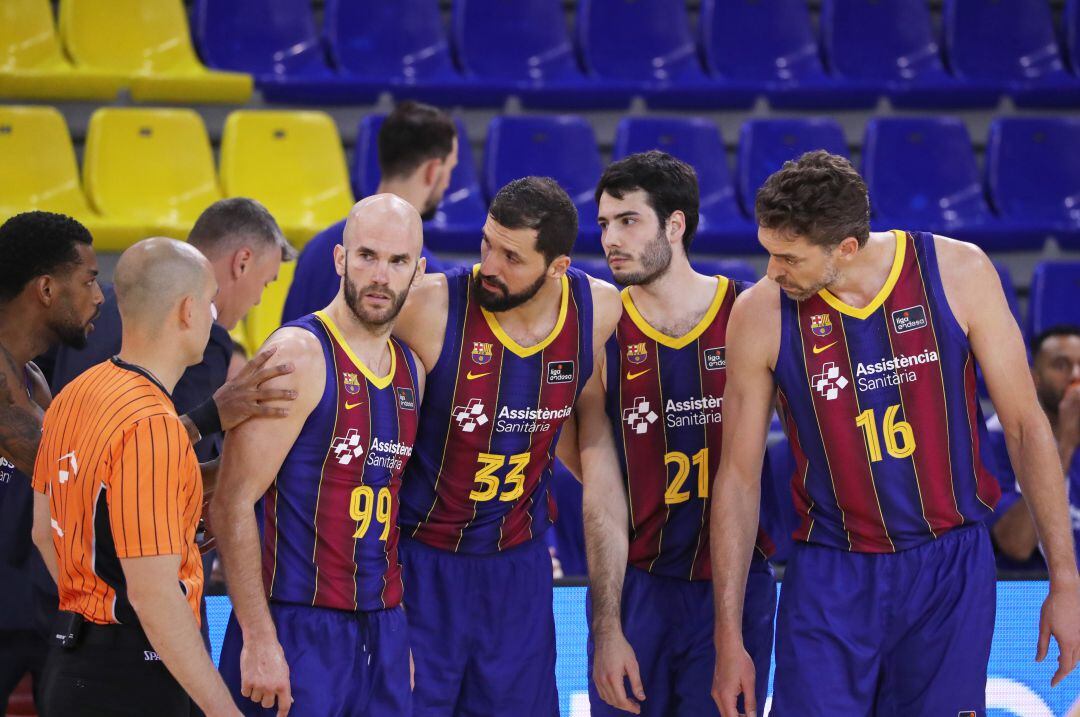 Calathes, Abrines, Mirotic y Gasol escuchan atentamente al colegiado