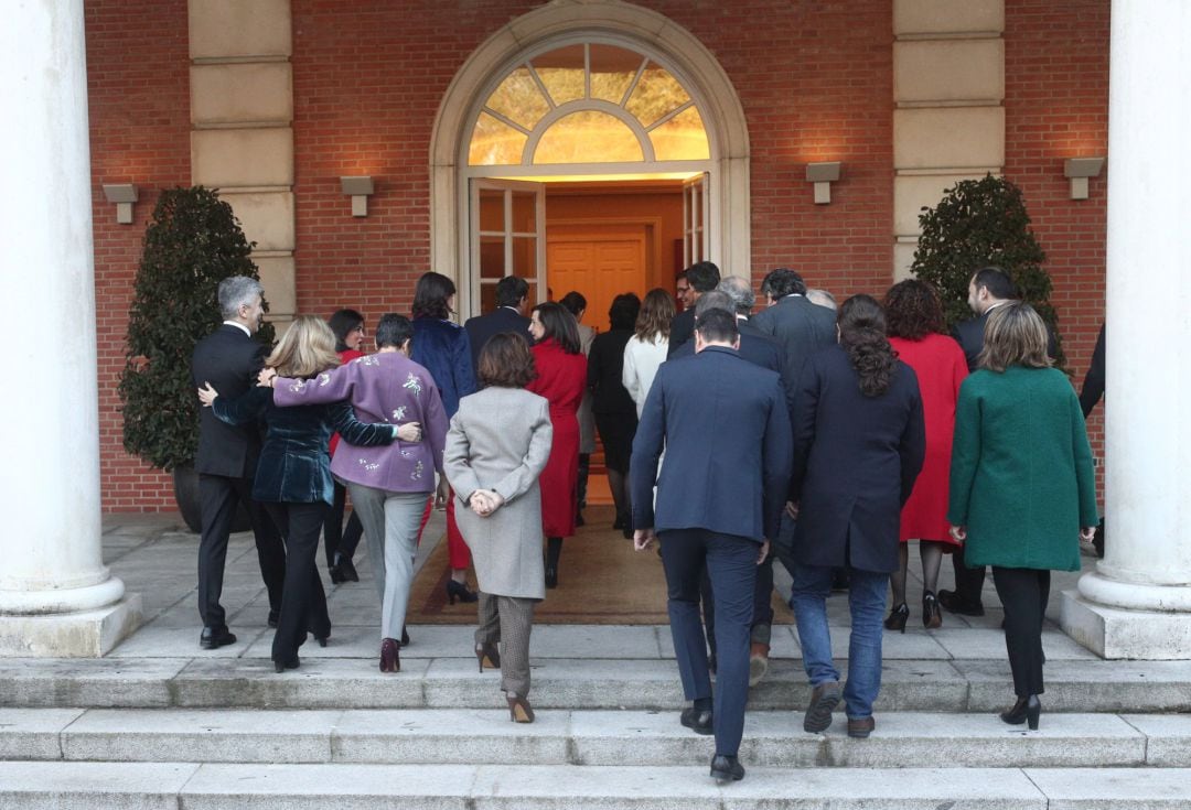 El presidente del Gobierno, los cuatro vicepresidentes y los 18 ministros entran, en La Moncloa tras la foto de familia donde tendrán lugar la primera reunión del consejo de ministros del Gobierno de coalición