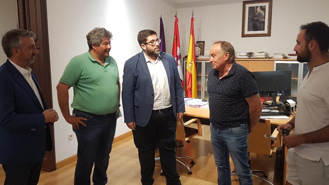 Momento en el que el alcalde recibe al trabajador que evitó el incendio de la farmacia