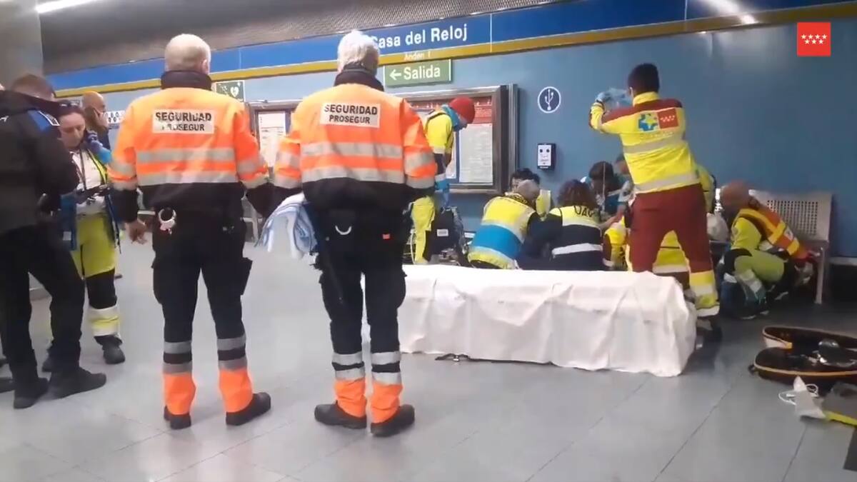 La ‘cadena de la supervivencia’ salva la vida a una mujer de 79 años en el metro de Casa del Reloj en Leganés