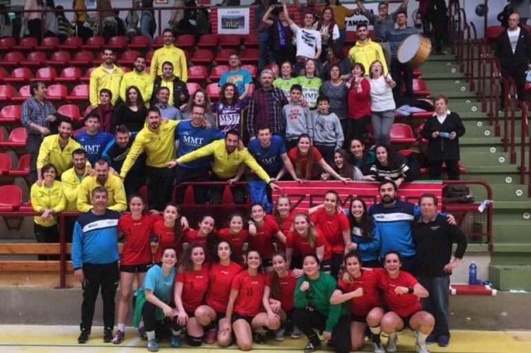 El primer equipo, el MMT, apoyó a las juveniles