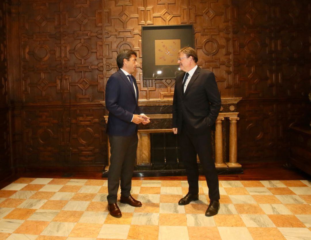 Foto de archivo del jefe del Consell, Ximo Puig, durante una reunión en el Palau de la Generalitat con Carlos Mazón, presidente de la Diputación de Alicante