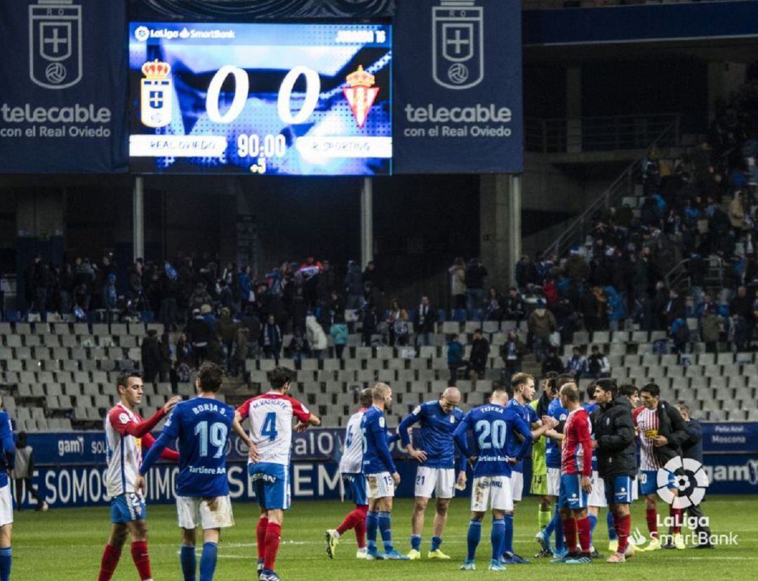 Imagen de los jugadores de Sporting y Oviedo tras el último derbi