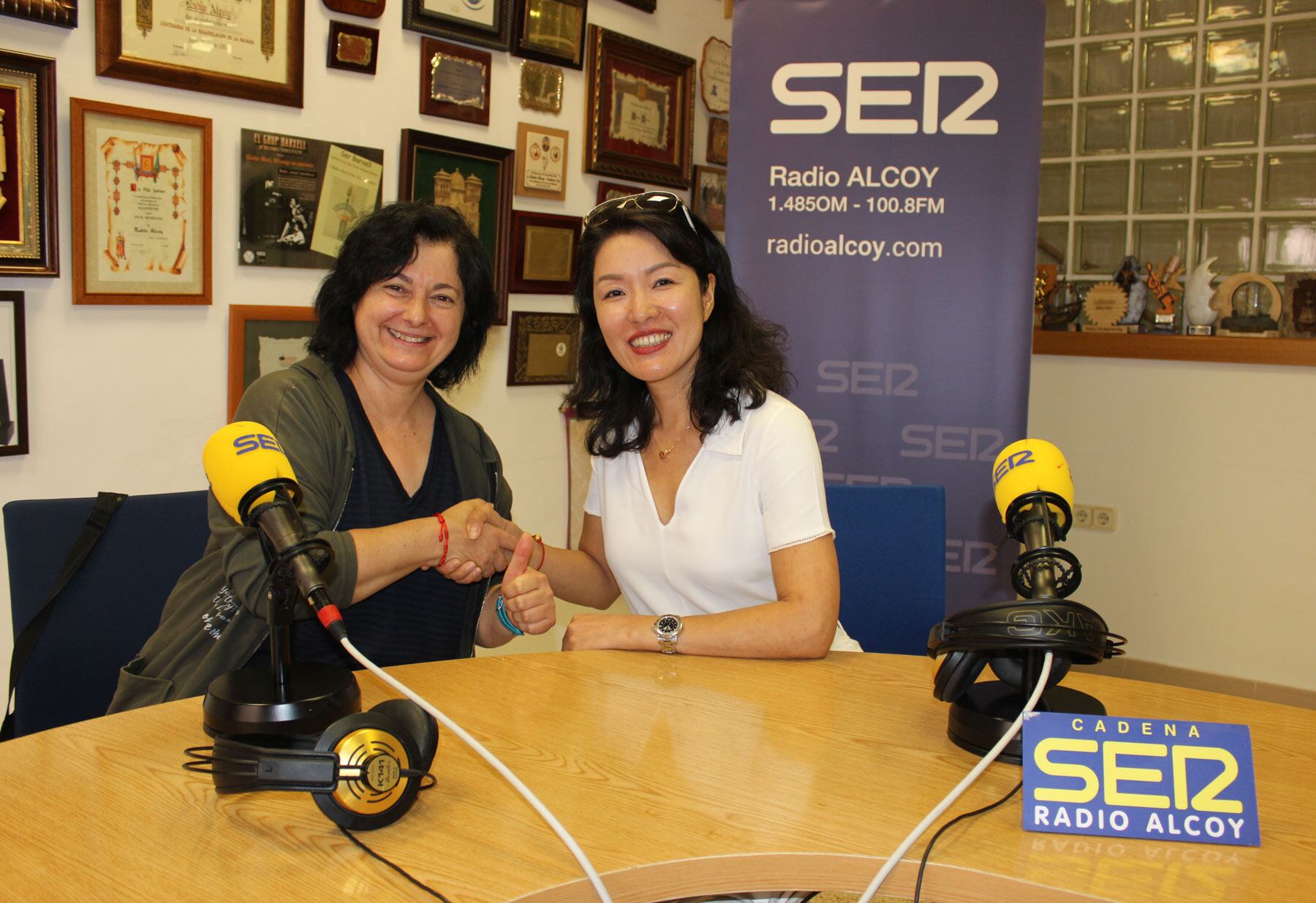 Nuria Pascual y Noelia se dan la mano en el estudio central de Radio Alcoy