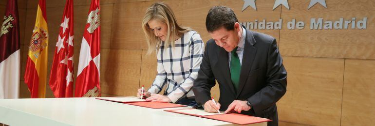 Cristina Cifuentes y Emiliano García Page firman el convenio del abono transportes de Madrid