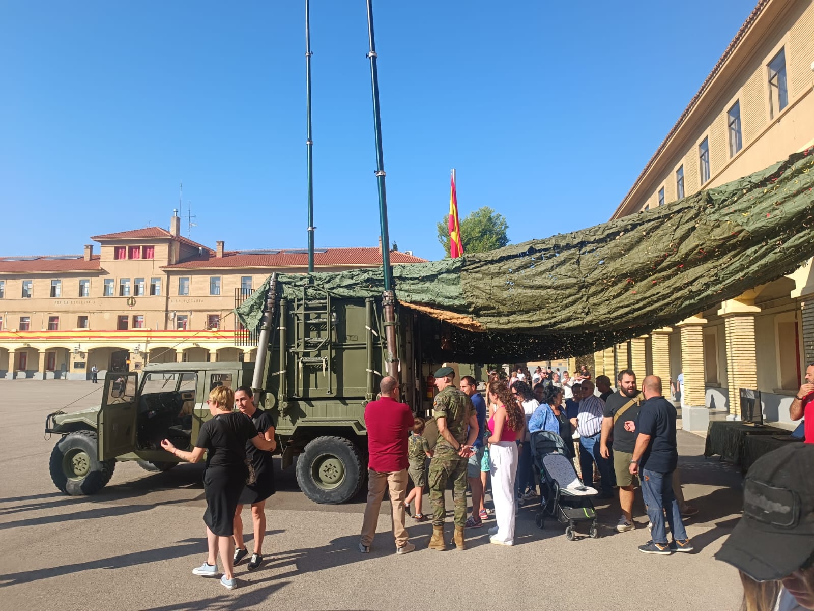 Jornada de puertas abiertas en el cuertel Sancho Ramírez de Huesca