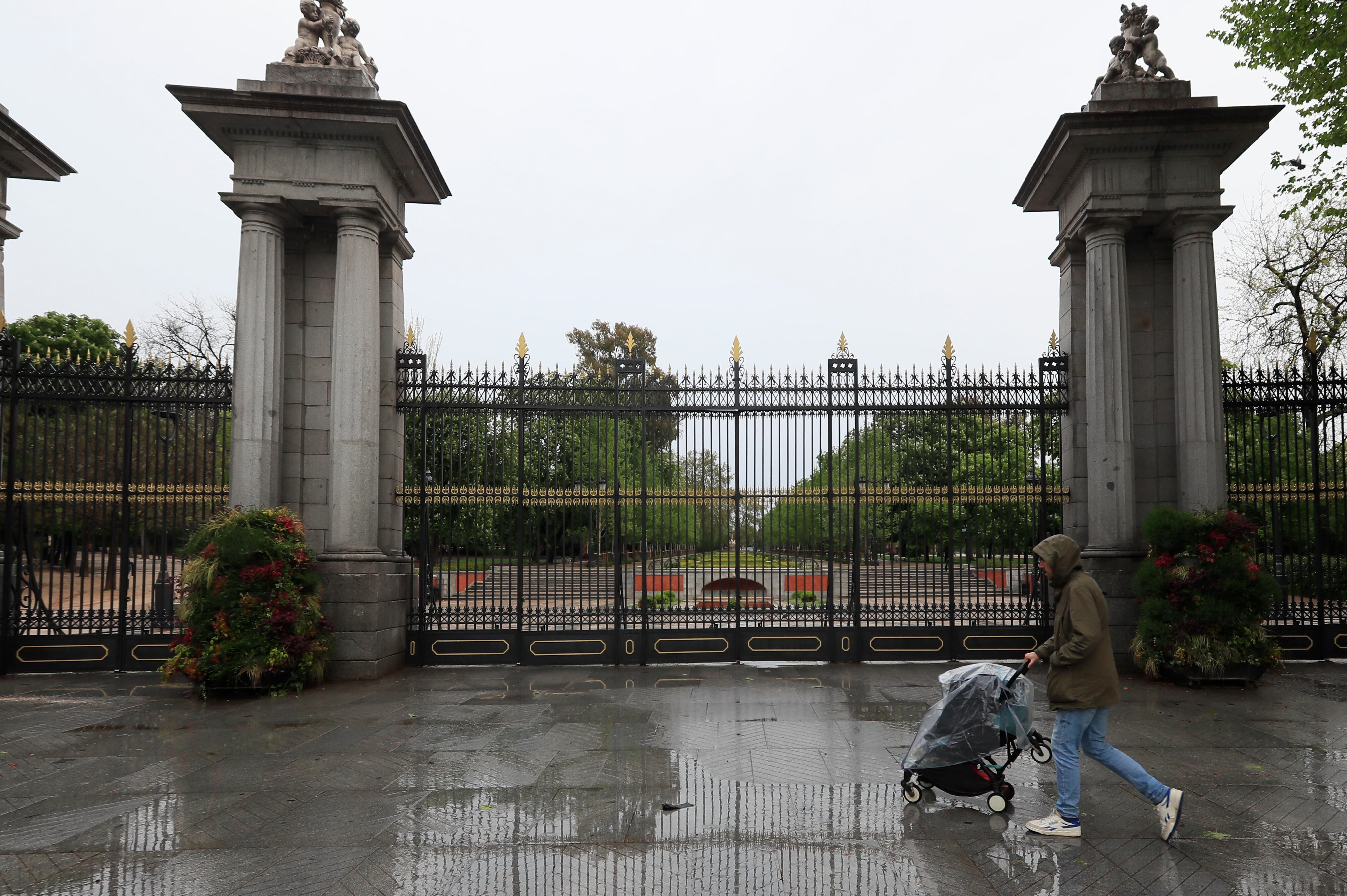 Vista de la entrada cerrada debido al mal tiempo del parque del Retiro este miércoles en Madrid