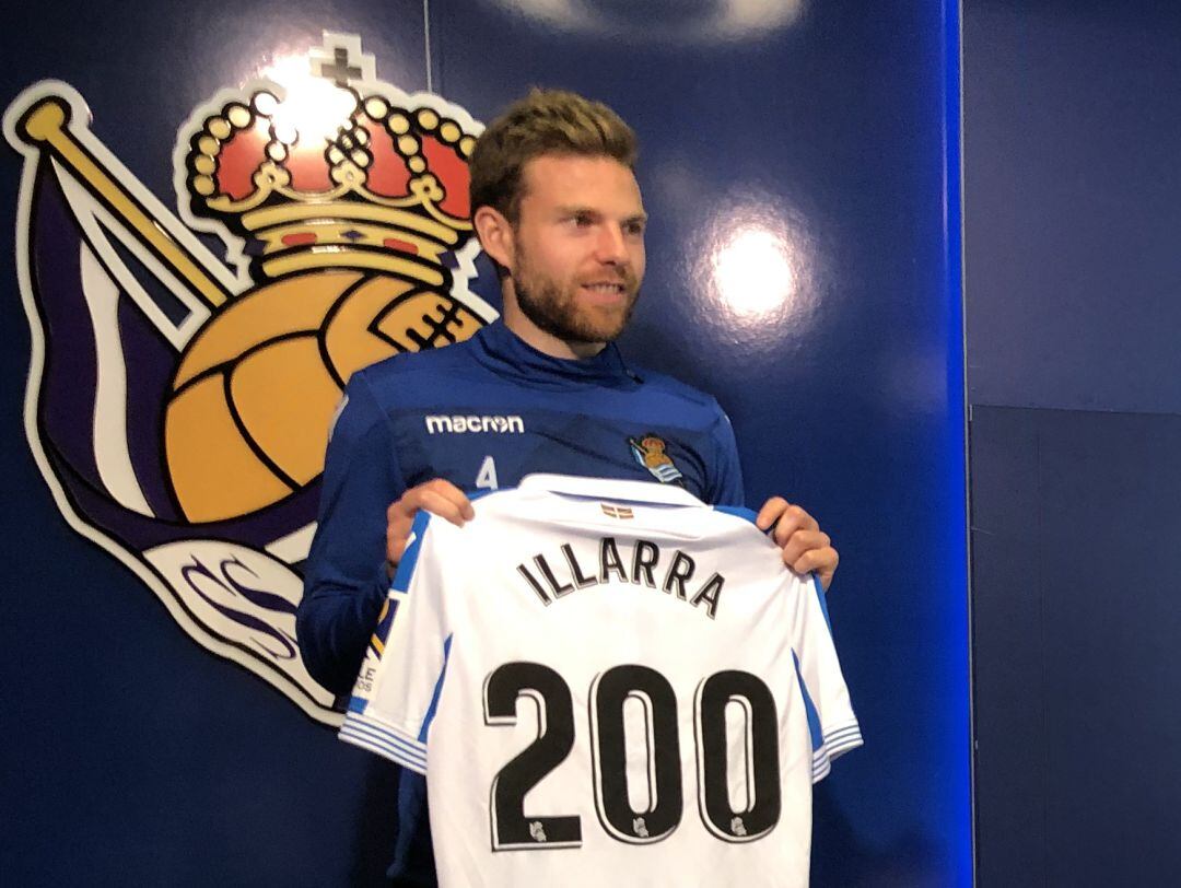 Asier Illarramendi posa con su camiseta con el número 200