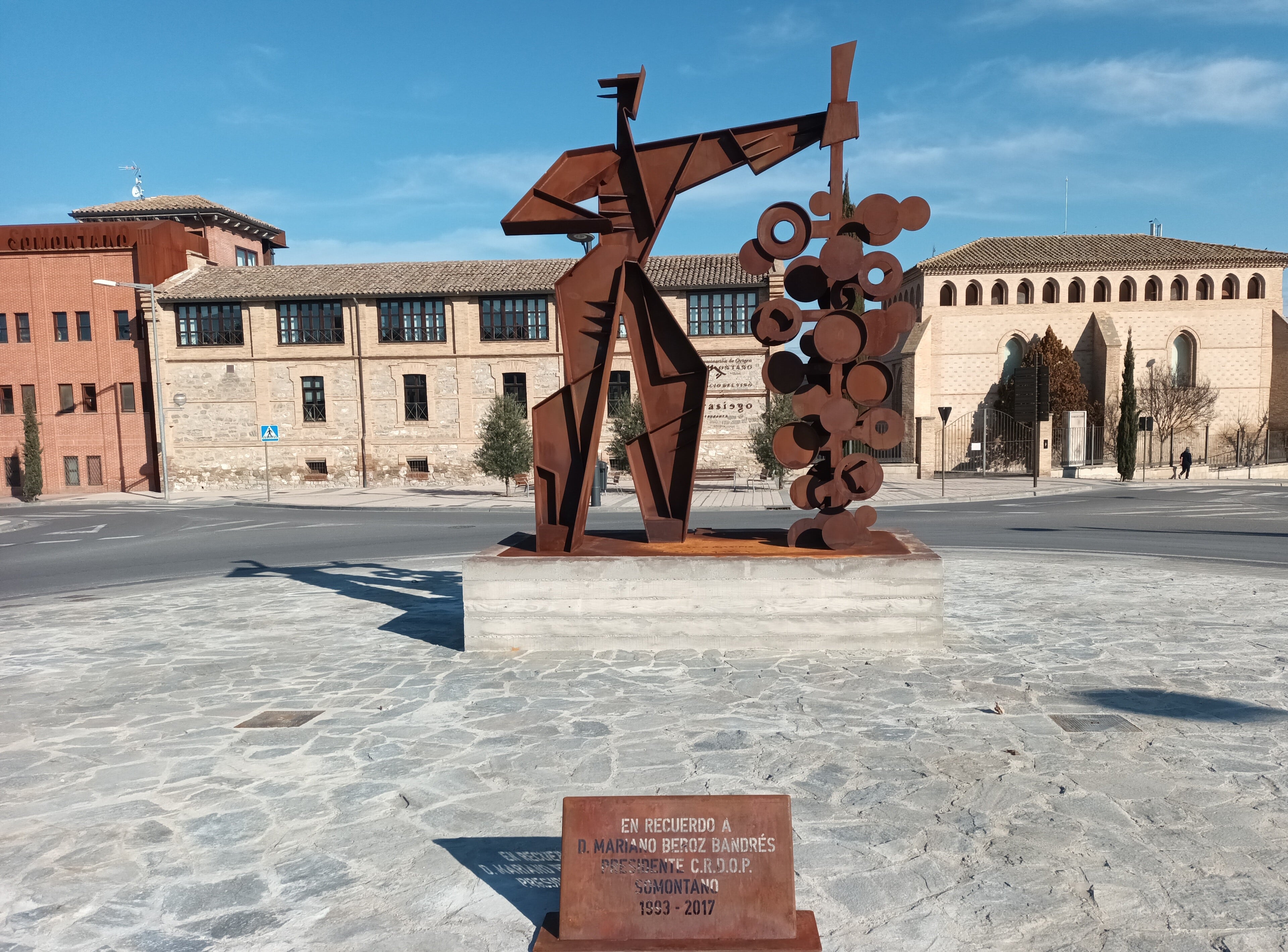 Barbastro recuerda a Mariano Beroz con la escultura ‘Hombre y Racimo’