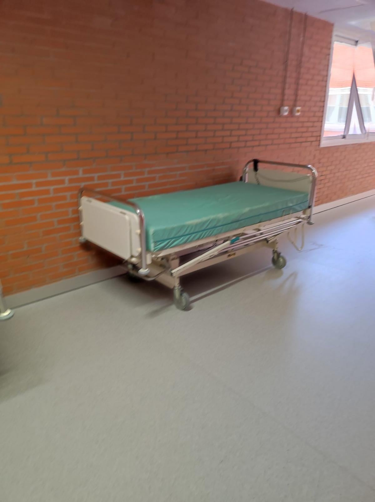 Cama del Hospital Severo Ochoa de Leganés en uno de los pasillos