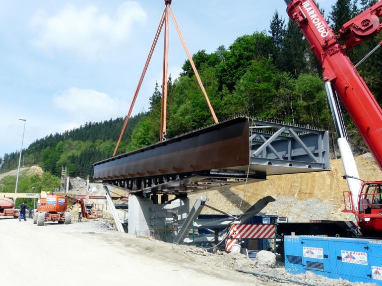 Labores de montaje de infraestrucutras de la futura variante de Ermua