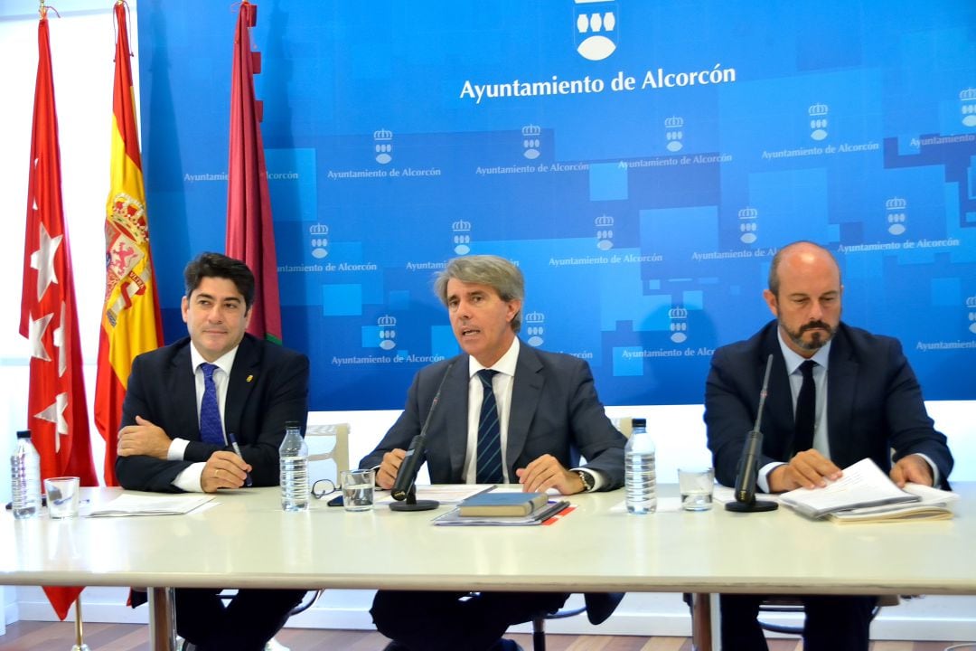 El alcalde de Alcorcón, David Pérez, junto al presidente de la Comunidad de Madrid, Ángel Garrido