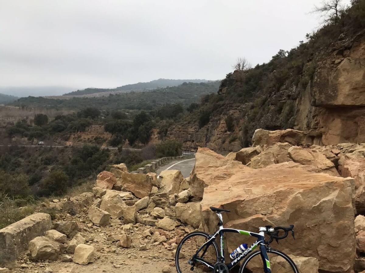 Un desprendimiento de rocas cerca de Bierge cierra al tráfico cinco horas la carretera A-1227