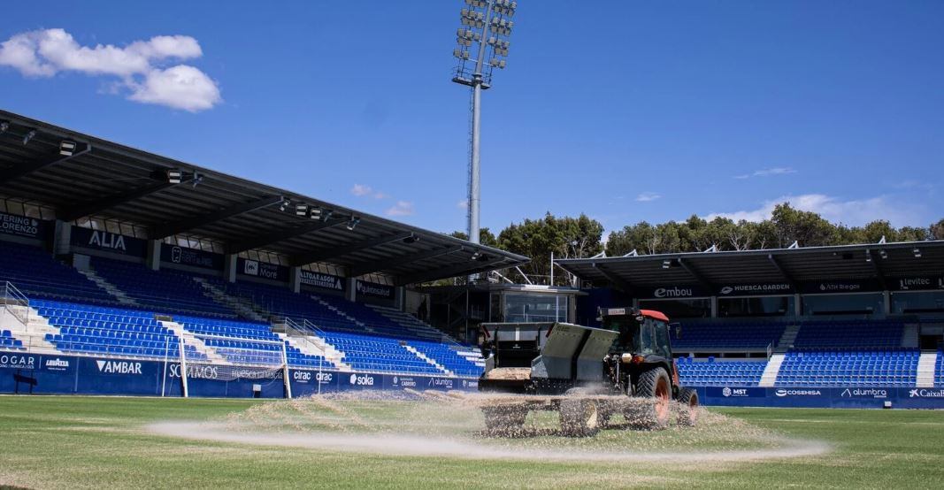 Cuidados en el césped de El Alcoraz
