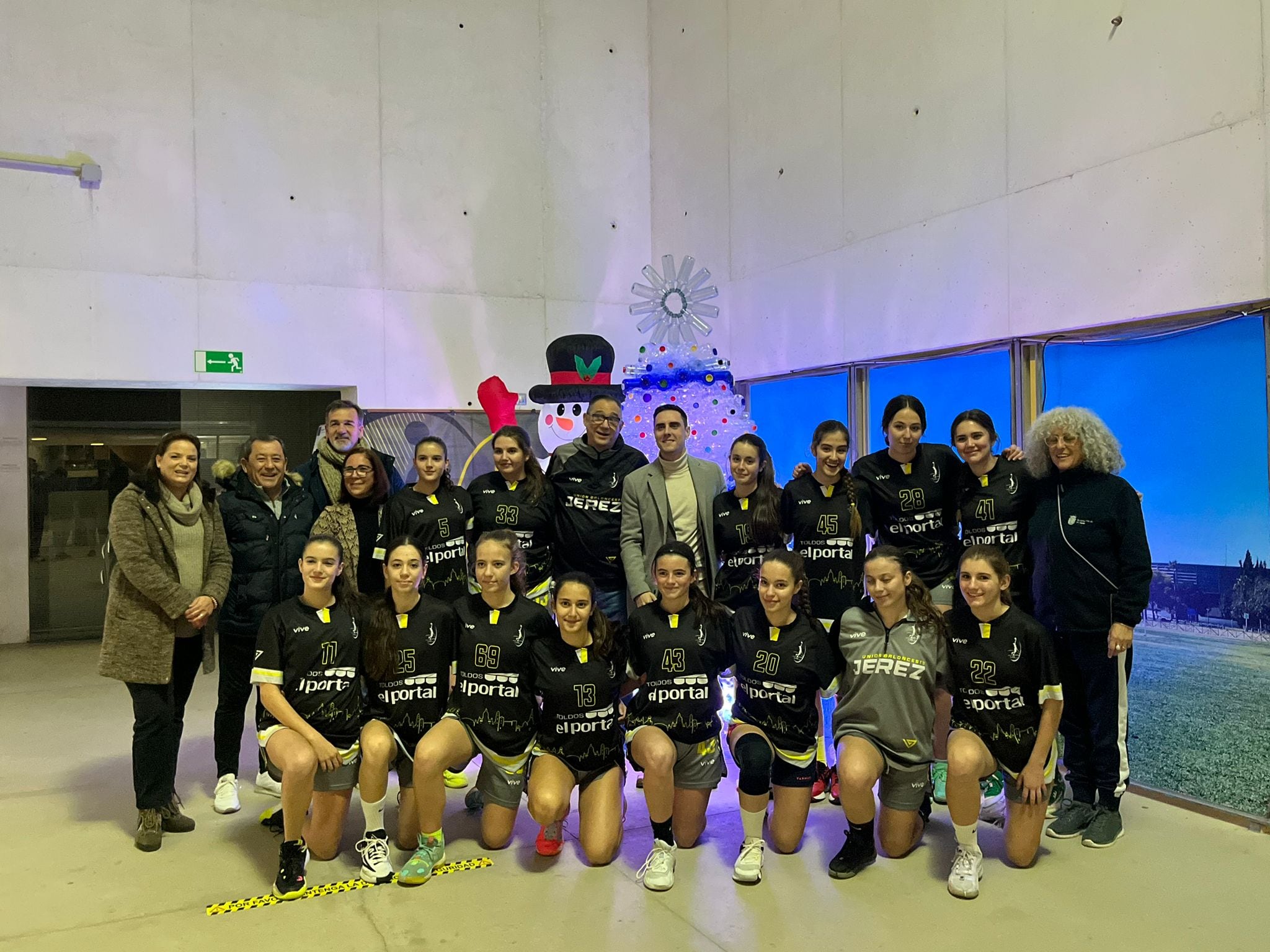 Jaime Espinar, junto a jugadoras del Unión Baloncesto Jerez