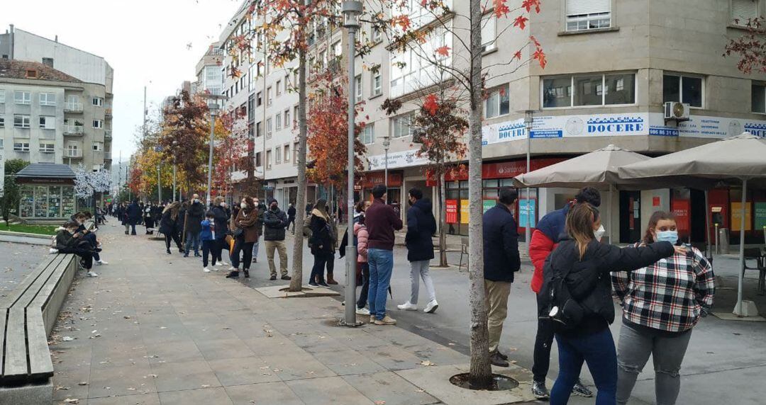 Colas de varias horas para hacerse una PCR en Pontevedra