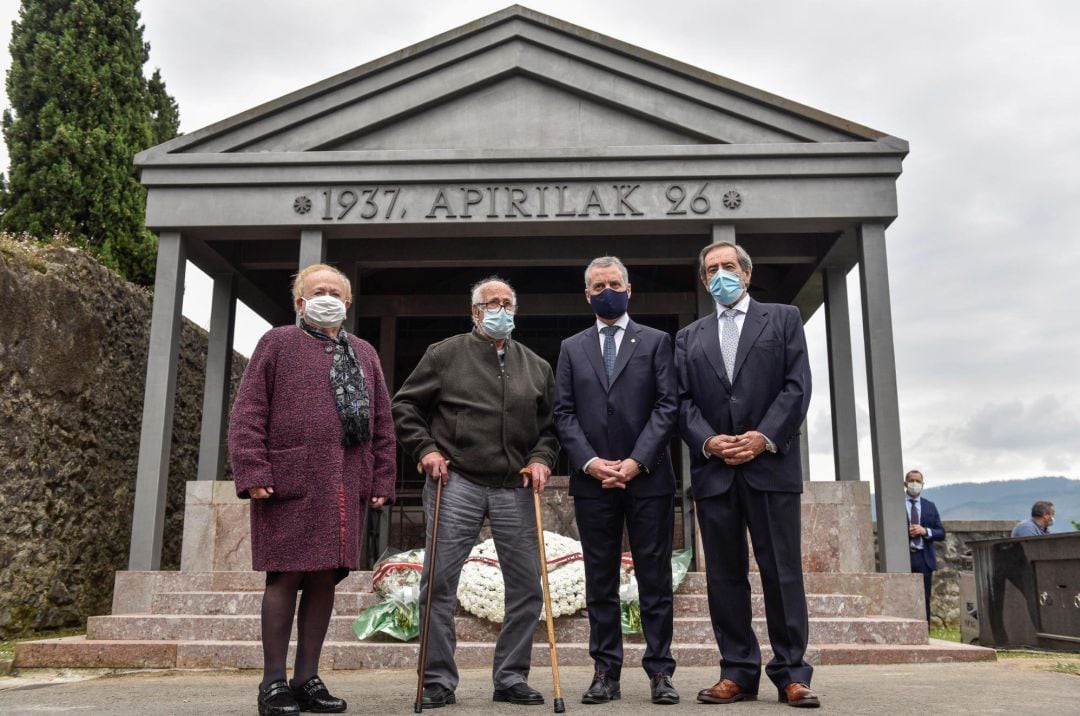 El Lehendakari Iñigo Urkullu (2d) y el Alcalde de Gernika, Jose María Gorroño (d), han participado este lunes en el tradicional acto de conmemoración del bombardeo de esta localidad vizcaína, donde han saludado a Francisco García San Roman (2i) y Mari Cru