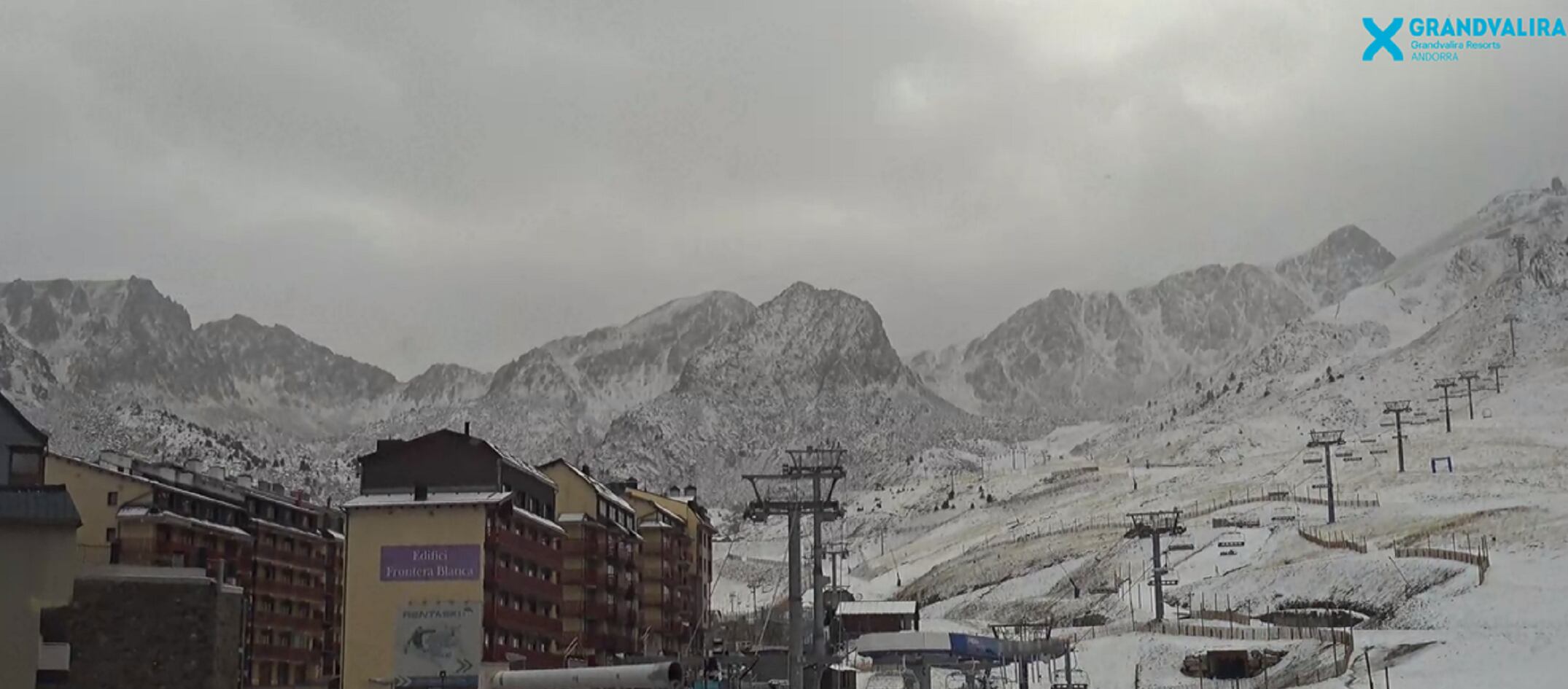 El sector del Pas de la Casa de Grandvalira enfarinat en una imatge captada aquest migdia per les webcam de l'estació d'esquí.