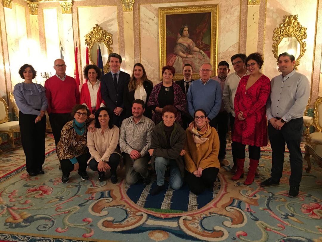 Los vocales de las distintas juntas de barrio en la sala Blanca del Ayuntamiento