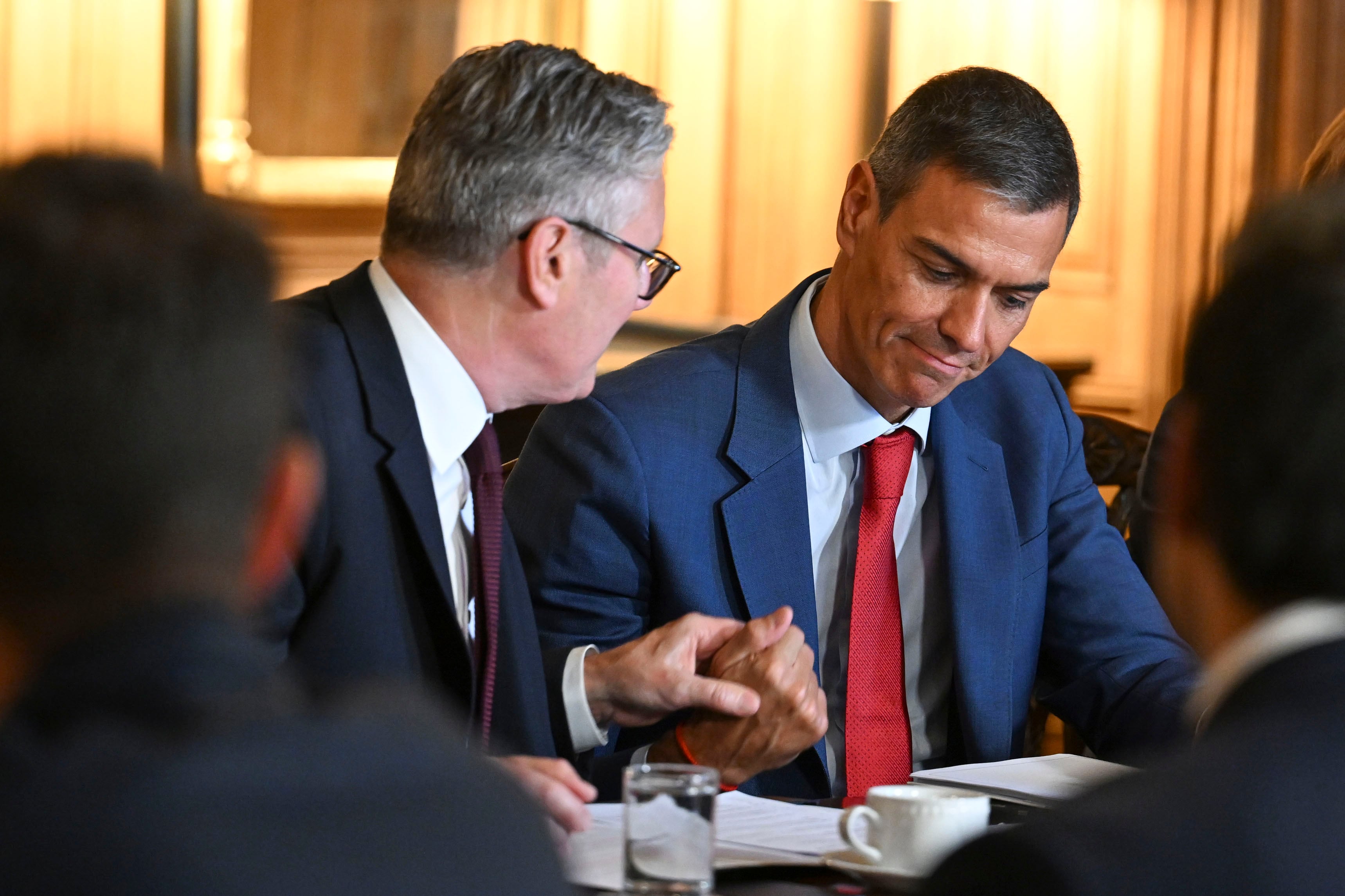 El presidente del Gobierno español, Pedro Sánchez, y el primer ministro británico, Keir Starmer, durante la firma de un Marco Bilateral Estratégico que refuerza los lazos entre los dos países, este miércoles en Londres. .EFE/Pool Moncloa / Borja Puig de la Bellacasa.